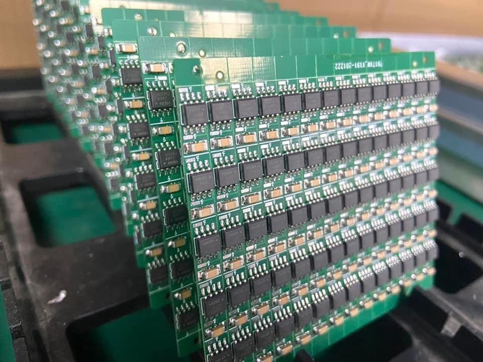 多层 PCB 板细节特写